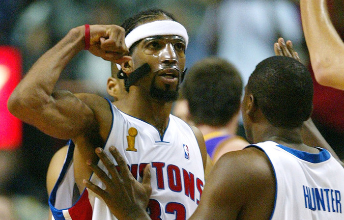 2025中超大结局：海港卫冕申花亚军 梅州亚泰降级（2025中超收官：海港成功卫冕，申花获亚军，梅州与亚泰降级）