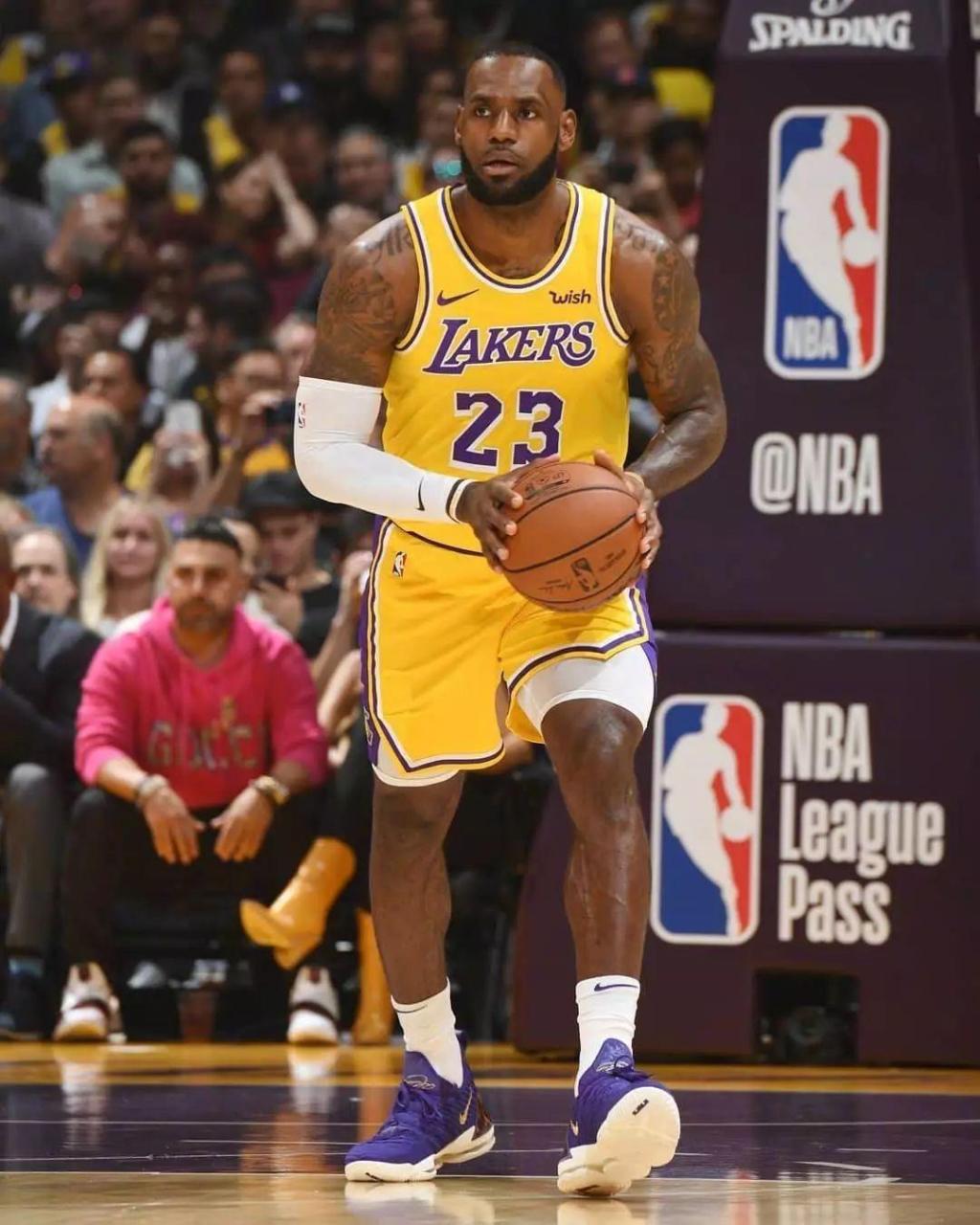 杨瀚森2分1篮板1助攻1盖帽，本赛季第二次没有失误和犯规（杨瀚森交出2分1板1助1帽数据，本季第二次零失误零犯规）