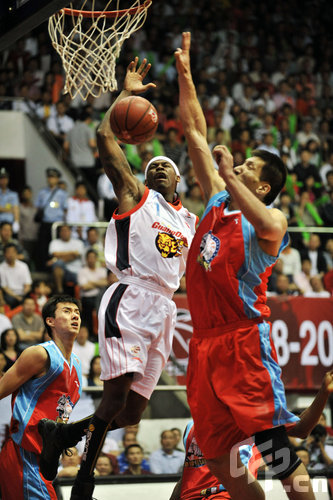 里程碑之战，麦肯尼迎来尤文生涯第200次出场（麦肯尼达成尤文生涯200场里程碑）