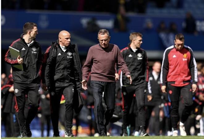 斯图尔特谈雄鹿防守：这是成年人的赛场，他们竟然还在用联防（斯图尔特评雄鹿防守：成年人的赛场，他们竟还打联防）