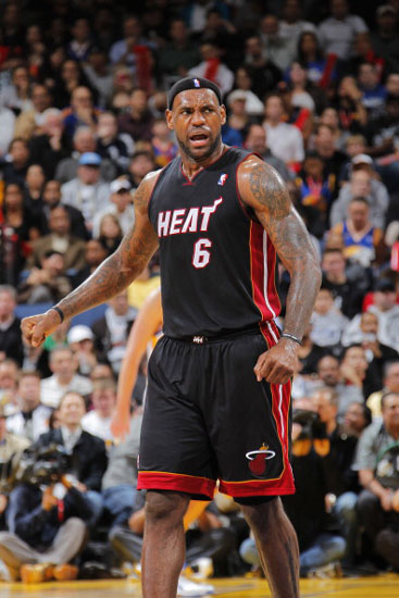 国安球员列队欢迎两位久违强援入队，中超金靴意外领衔，值得期待（两位久违强援归队获国安将士列队相迎，中超金靴意外打头阵，看点十足）