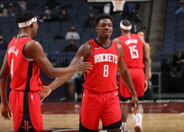 篮球篮网新援表现稳定（篮网新援发挥稳健）