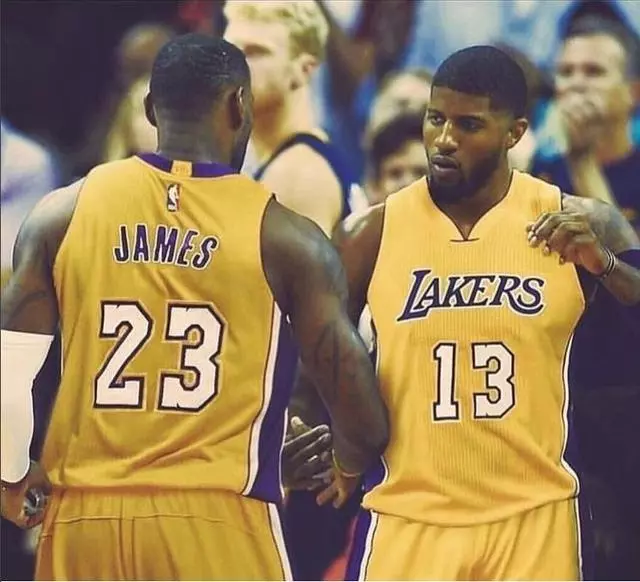 关系不错，阿诺德重返安菲尔德，和索博肩并肩走入球员通道（阿诺德重回安菲尔德，与索博并肩走进球员通道，关系融洽）